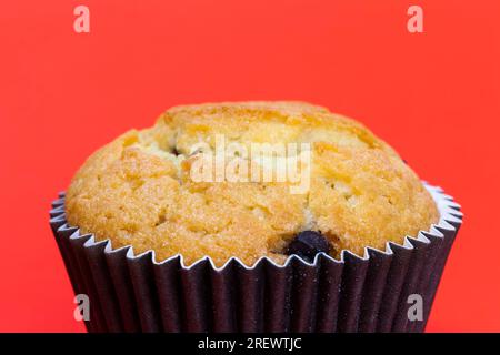 cupcake doux de blé frais et doux, cupcake dessert, fait de farine, de sucre et d'autres ingrédients, cupcake sans personnes prêtes à manger, fond rouge Banque D'Images