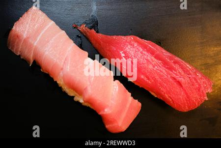 Juillet 2023, Une assiette de deux nigiri sushi. À gauche se trouve un morceau de thon gras (Toro) et à droite se trouve un morceau de viande de thon maigre (akami) Banque D'Images