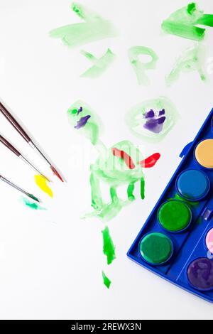 peintures et autres choses nécessaires pour dessiner, gros plan de peintures de différentes couleurs utilisées dans le travail créatif Banque D'Images