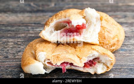 pâte feuilletée avec garniture aux baies rouges, gros plan d'une délicieuse pâte feuilletée fraîche, garniture aux baies rouges dans un petit pain à dessert Banque D'Images
