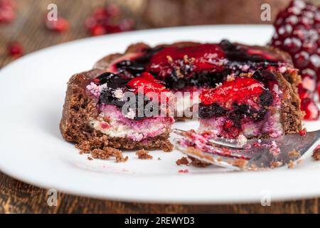 dessert sucré et délicieux à base d'un grand nombre d'ingrédients, pâtisseries avec un grand nombre de calories à manger à la fin du déjeuner, confiseur Banque D'Images