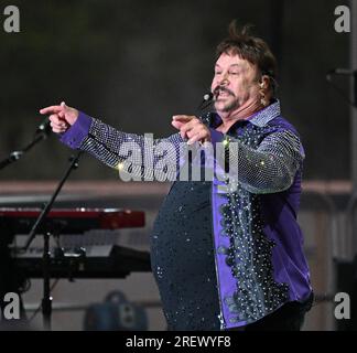 Readington , New Jersey, États-Unis. 29 juillet 2023. Harry Wayne Casey de KC & the Sunshine Band se produit sur scène au New Jersey Lottery Festival of Ballooning 2023 à l'aéroport de Solberg le 29 juillet 2023 à Readington, New Jersey. Crédit : John Palmer/MediaPunch crédit : MediaPunch Inc/Alamy Live News Banque D'Images