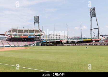 Hiroshima, Japon. 28 juillet 2023. Vue générale du stade Mazda Zoom-Zoom, domicile de l'équipe de baseball Hiroshima Toyo Carp. L'équipe Carp, une ''équipe citoyenne'' bien connue, organisera le 6 août un match appelé ''Peace Nighter'' pour représenter les espoirs de paix. Cette année marquera les 78 ans du bombardement atomique d’Hiroshima (6 août 1945) pendant la Seconde Guerre mondiale. Le Japon est le seul pays attaqué par des bombes atomiques. Un groupe de journalistes étrangers a visité la ville d'Hiroshima (en tournée de presse) avant la cérémonie commémorative. La tournée de presse a été organisée par le Ministère des affaires étrangères du Japon avec le Banque D'Images