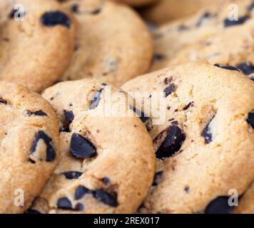 biscuits à la farine de blé et grands morceaux de chocolat sucré ensemble, biscuits avec morceaux de chocolat à l'intérieur closeup, Banque D'Images