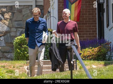 Rockville (États-Unis d ' Amérique). 02 juin 2023. Samuel Brinton, 34 ans, à droite, et son mari, Kevin Rieck, Photographié devant leur domicile à Rockville, Maryland, le vendredi 2 juin 2023. Crédit : Ron Sachs/CNP pour NY Post/Sipa USA (RESTRICTION : PAS DE journaux ou de journaux de New York ou du New Jersey dans un rayon de 75 km autour de New York. Daily Mail Out) crédit : SIPA USA/Alamy Live News Banque D'Images