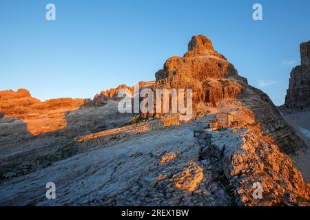 Alpenglow à l'aube, couleur rougeâtre sur les montagnes des Dolomites de Brenta. Pic CIMA Brenta bassa et refuge Tosa Pedrotti. Trentino. Alpes italiennes. Europe. Banque D'Images