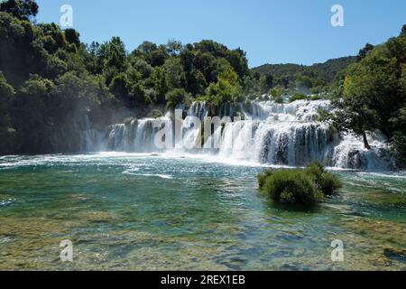 Vue du parc national de Krka en Croatie : Skradinski buk. Paysage naturel croate avec cascades, rivière, forêt Banque D'Images