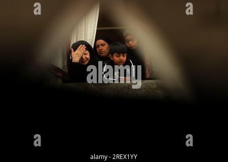 Srinagar, Inde. 30 juillet 2023. (7/30/2023) des femmes cachemiriennes voilées portant des chadors noirs regardant la procession Ashura à Srinagar, Cachemire, le 29 juillet 2023. Les musulmans chiites du monde entier pleurent la mort de l'Imam Hussein, le petit-fils du Prophète Mohammad, qui a été martyrisé à Karbala, en Irak, en 680 après JC, avec ses 72 guerriers alors qu'il combattait les armées du calife ommayide, Yazid. Pendant le mois de Mouharram, le premier mois du calendrier lunaire islamique, observez Tazia ou le deuil pour se souvenir de cet événement significatif. (Photo de Mubashir Hassan/Pacific Press/Sipa USA) crédit : SIPA USA/Alamy Live News Banque D'Images