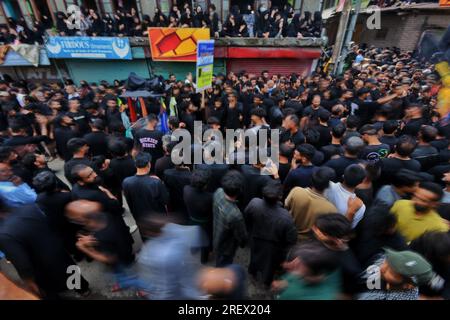 Srinagar, Inde. 30 juillet 2023. (7/30/2023) les musulmans chiites cachemiris accomplissent des rituels lors d'une procession religieuse pour marquer l'Ashura. Ashura est le dixième jour de Mouharram, le premier mois du calendrier islamique, observé dans le monde entier en souvenir du martyre de l'Imam Hussain, le petit-fils du Prophète Muhammad (PBUH). (Photo de Mubashir Hassan/Pacific Press/Sipa USA) crédit : SIPA USA/Alamy Live News Banque D'Images