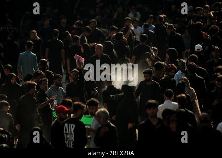 Srinagar, Inde. 30 juillet 2023. (7/30/2023) les musulmans chiites cachemiris accomplissent des rituels lors d'une procession religieuse pour marquer l'Ashura. Ashura est le dixième jour de Mouharram, le premier mois du calendrier islamique, observé dans le monde entier en souvenir du martyre de l'Imam Hussain, le petit-fils du Prophète Muhammad (PBUH). (Photo de Mubashir Hassan/Pacific Press/Sipa USA) crédit : SIPA USA/Alamy Live News Banque D'Images