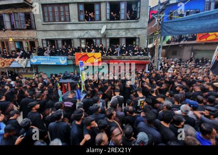 Srinagar, Inde. 30 juillet 2023. (7/30/2023) les musulmans chiites cachemiris accomplissent des rituels lors d'une procession religieuse pour marquer l'Ashura. Ashura est le dixième jour de Mouharram, le premier mois du calendrier islamique, observé dans le monde entier en souvenir du martyre de l'Imam Hussain, le petit-fils du Prophète Muhammad (PBUH). (Photo de Mubashir Hassan/Pacific Press/Sipa USA) crédit : SIPA USA/Alamy Live News Banque D'Images