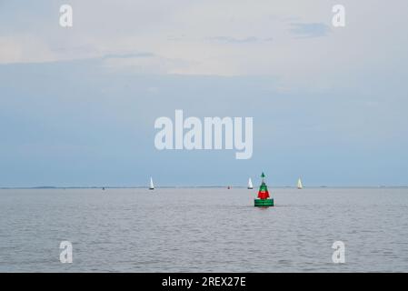 Den Oever, pays-Bas. 9 juillet 2023. Les bouées pour la navigation sur la mer des Wadden. Photo de haute qualité Banque D'Images