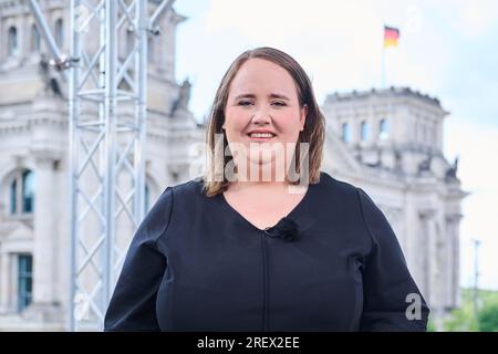 Berlin, Allemagne. 30 juillet 2023. Ricarda Lang (Verts), présidente fédérale de son parti, se tient sur la terrasse de la Marie-Elisabeth-Lüders-Haus avant l’interview d’été de l’ARD. Crédit : Annette Riedl/dpa/Alamy Live News Banque D'Images