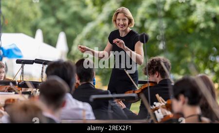 Nuremberg, Allemagne. 30 juillet 2023. Joana Mallwitz dirige la Junge Staatsphilharmonie au concert familial Klassik Open Air de Nuremberg au Luitpoldhain. Pour la saison prochaine, elle déménagera au Konzerthaus Berlin. Bien qu'elle ait déjà donné son concert d'adieu officiel fin avril, elle dirige à nouveau l'orchestre de Nuremberg en tant que directrice générale de la musique au Klassik Open Air. Crédit : Heiko Becker/dpa/Alamy Live News Banque D'Images