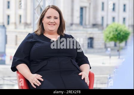 Berlin, Allemagne. 30 juillet 2023. Ricarda Lang (Verts), présidente fédérale de son parti, est assise sur la terrasse de la Marie-Elisabeth-Lüders-Haus pour l’interview d’été de l’ARD. Crédit : Annette Riedl/dpa/Alamy Live News Banque D'Images