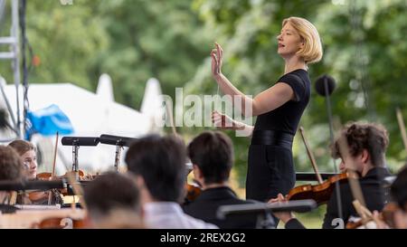 Nuremberg, Allemagne. 30 juillet 2023. Joana Mallwitz dirige la Junge Staatsphilharmonie au concert familial Klassik Open Air de Nuremberg au Luitpoldhain. Pour la saison prochaine, elle déménagera au Konzerthaus Berlin. Bien qu'elle ait déjà donné son concert d'adieu officiel fin avril, elle dirige à nouveau l'orchestre de Nuremberg en tant que directrice générale de la musique au Klassik Open Air. Crédit : Heiko Becker/dpa/Alamy Live News Banque D'Images