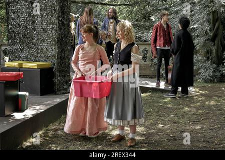 Acteurs sur scène dans un théâtre en plein air de la RSC interprétant la pièce de Shakespeare "The Taming of the Shrew" au Dell , Stratford upon Avon Angleterre Banque D'Images