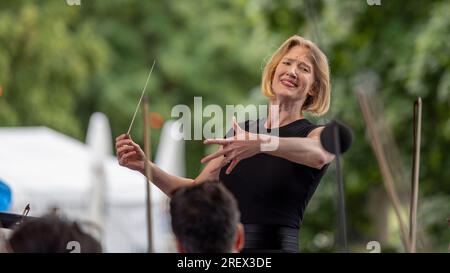 Nuremberg, Allemagne. 30 juillet 2023. Joana Mallwitz dirige la Junge Staatsphilharmonie au concert familial Klassik Open Air de Nuremberg au Luitpoldhain. Pour la saison prochaine, elle déménagera au Konzerthaus Berlin. Bien qu'elle ait déjà donné son concert d'adieu officiel fin avril, elle dirige à nouveau l'orchestre de Nuremberg en tant que directrice générale de la musique au Klassik Open Air. Crédit : Heiko Becker/dpa/Alamy Live News Banque D'Images