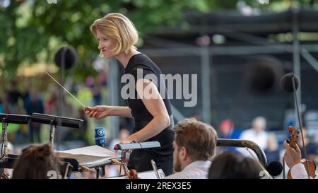 Nuremberg, Allemagne. 30 juillet 2023. Joana Mallwitz dirige la Junge Staatsphilharmonie au concert familial Klassik Open Air de Nuremberg au Luitpoldhain. Elle déménagera au Konzerthaus Berlin pour la saison prochaine. Bien qu'elle ait déjà donné son concert d'adieu officiel fin avril, elle dirige à nouveau l'orchestre de Nuremberg en tant que directrice générale de la musique au Klassik Open Air. Crédit : Heiko Becker/dpa/Alamy Live News Banque D'Images