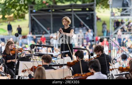 Nuremberg, Allemagne. 30 juillet 2023. Joana Mallwitz dirige la Junge Staatsphilharmonie au concert familial Klassik Open Air de Nuremberg au Luitpoldhain. Pour la saison prochaine, elle déménagera au Konzerthaus Berlin. Bien qu'elle ait déjà donné son concert d'adieu officiel fin avril, elle dirige à nouveau l'orchestre de Nuremberg en tant que directrice générale de la musique au Klassik Open Air. Crédit : Heiko Becker/dpa/Alamy Live News Banque D'Images