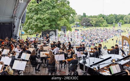 Nuremberg, Allemagne. 30 juillet 2023. Joana Mallwitz dirige la Junge Staatsphilharmonie au concert familial Klassik Open Air de Nuremberg au Luitpoldhain. Elle déménagera au Konzerthaus Berlin pour la saison prochaine. Bien qu'elle ait déjà donné son concert d'adieu officiel fin avril, elle dirige à nouveau l'orchestre de Nuremberg en tant que directrice générale de la musique au Klassik Open Air. Crédit : Heiko Becker/dpa/Alamy Live News Banque D'Images