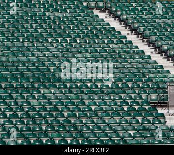 Rangées de sièges vides dans le stade SUR le terrain de loisirs, domicile de Bath Rugby, Bath UK Banque D'Images