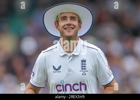 Stuart Broad d'Angleterre plein de sourires alors qu'il regarde vers le balcon pendant le LV= Insurance Ashes Fifth Test Series Day four Match Angleterre vs Australie au Kia Oval, Londres, Royaume-Uni, 30 juillet 2023 (photo de Mark Cosgrove/News Images) dans, le 7/30/2023. (Photo de Mark Cosgrove/News Images/Sipa USA) crédit : SIPA USA/Alamy Live News Banque D'Images