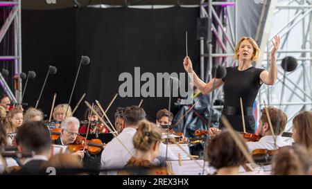 Nuremberg, Allemagne. 30 juillet 2023. Joana Mallwitz dirige la Junge Staatsphilharmonie au concert familial Klassik Open Air de Nuremberg au Luitpoldhain. Pour la saison prochaine, elle déménagera au Konzerthaus Berlin. Bien qu'elle ait déjà donné son concert d'adieu officiel fin avril, elle dirige à nouveau l'orchestre de Nuremberg en tant que directrice générale de la musique au Klassik Open Air. Crédit : Heiko Becker/dpa/Alamy Live News Banque D'Images