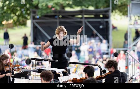 Nuremberg, Allemagne. 30 juillet 2023. Joana Mallwitz dirige la Junge Staatsphilharmonie au concert familial Klassik Open Air de Nuremberg au Luitpoldhain. Pour la saison prochaine, elle déménagera au Konzerthaus Berlin. Bien qu'elle ait déjà donné son concert d'adieu officiel fin avril, elle dirige à nouveau l'orchestre de Nuremberg en tant que directrice générale de la musique au Klassik Open Air. Crédit : Heiko Becker/dpa/Alamy Live News Banque D'Images