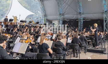 Nuremberg, Allemagne. 30 juillet 2023. Joana Mallwitz dirige la Junge Staatsphilharmonie au concert familial Klassik Open Air de Nuremberg au Luitpoldhain. Pour la saison prochaine, elle déménagera au Konzerthaus Berlin. Bien qu'elle ait déjà donné son concert d'adieu officiel fin avril, elle dirige à nouveau l'orchestre de Nuremberg en tant que directrice générale de la musique au Klassik Open Air. Crédit : Heiko Becker/dpa/Alamy Live News Banque D'Images