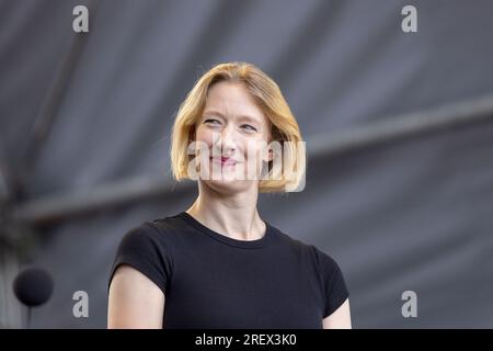 Nuremberg, Allemagne. 30 juillet 2023. Joana Mallwitz dirige la Junge Staatsphilharmonie au concert familial Klassik Open Air de Nuremberg au Luitpoldhain. Pour la saison prochaine, elle déménagera au Konzerthaus Berlin. Bien qu'elle ait déjà donné son concert d'adieu officiel fin avril, elle dirige à nouveau l'orchestre de Nuremberg en tant que directrice générale de la musique au Klassik Open Air. Crédit : Heiko Becker/dpa/Alamy Live News Banque D'Images