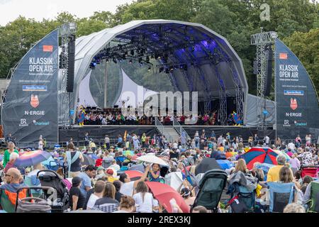 Nuremberg, Allemagne. 30 juillet 2023. Joana Mallwitz dirige la Junge Staatsphilharmonie au concert familial Klassik Open Air de Nuremberg au Luitpoldhain. Pour la saison prochaine, elle déménagera au Konzerthaus Berlin. Bien qu'elle ait déjà donné son concert d'adieu officiel fin avril, elle dirige à nouveau l'orchestre de Nuremberg en tant que directrice générale de la musique au Klassik Open Air. Crédit : Heiko Becker/dpa/Alamy Live News Banque D'Images