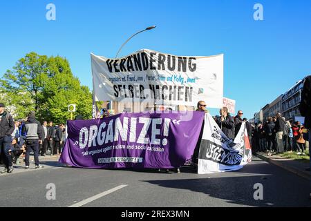 Berlin, Allemagne. 30 avril 2017. Le 30 avril, 2017 milliers de personnes ont rejoint la manifestation anticapitaliste Walpurgis Night sous la devise organiser auto-organisée contre le racisme et l'exclusion sociale à Berlin, en Allemagne. (Photo Alexander Pohl/Sipa USA) crédit : SIPA USA/Alamy Live News Banque D'Images