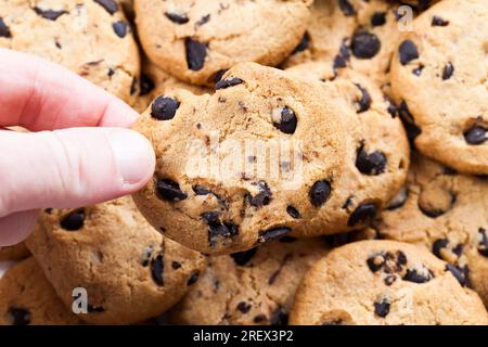 gouttes et morceaux de chocolat dans les biscuits de blé traditionnels, nourriture pour le thé ou le café, biscuits sucrés et délicieux Banque D'Images