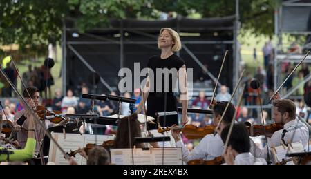 Nuremberg, Allemagne. 30 juillet 2023. Joana Mallwitz dirige la Junge Staatsphilharmonie au concert familial Klassik Open Air de Nuremberg au Luitpoldhain. Pour la saison prochaine, elle déménagera au Konzerthaus Berlin. Bien qu'elle ait déjà donné son concert d'adieu officiel fin avril, elle dirige à nouveau l'orchestre de Nuremberg en tant que directrice générale de la musique au Klassik Open Air. Crédit : Heiko Becker/dpa/Alamy Live News Banque D'Images