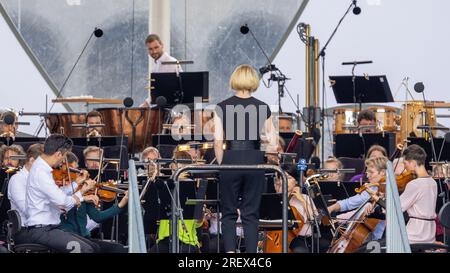 Nuremberg, Allemagne. 30 juillet 2023. Joana Mallwitz dirige la Junge Staatsphilharmonie au concert familial Klassik Open Air de Nuremberg au Luitpoldhain. Pour la saison prochaine, elle déménagera au Konzerthaus Berlin. Bien qu'elle ait déjà donné son concert d'adieu officiel fin avril, elle dirige à nouveau l'orchestre de Nuremberg en tant que directrice générale de la musique au Klassik Open Air. Crédit : Heiko Becker/dpa/Alamy Live News Banque D'Images