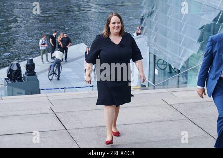 Berlin, Allemagne. 30 juillet 2023. Ricarda Lang (Verts), présidente fédérale de son parti, arrive pour l’entretien d’été de l’ARD sur la terrasse de la Marie-Elisabeth-Lüders-Haus. Crédit : Annette Riedl/dpa/Alamy Live News Banque D'Images