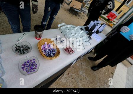 Munich, Allemagne. 02 décembre 2017. Le 2 décembre, 2017 activistes anonymes ont organisé un rassemblement à Munich, en Allemagne. Ils ont parlé aux gens et distribué des tracts sur la surveillance, le capitalisme, les mythes de conspiration et d'autres sujets. (Photo Alexander Pohl/Sipa USA) crédit : SIPA USA/Alamy Live News Banque D'Images