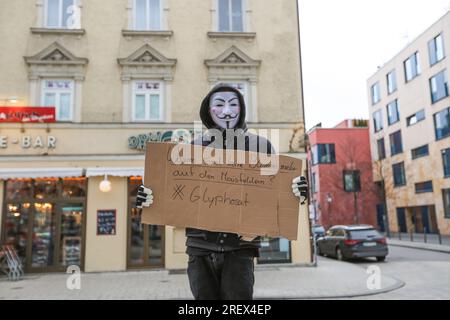 Munich, Allemagne. 02 décembre 2017. Le 2 décembre, 2017 activistes anonymes ont organisé un rassemblement à Munich, en Allemagne. Ils ont parlé aux gens et distribué des tracts sur la surveillance, le capitalisme, les mythes de conspiration et d'autres sujets. (Photo Alexander Pohl/Sipa USA) crédit : SIPA USA/Alamy Live News Banque D'Images