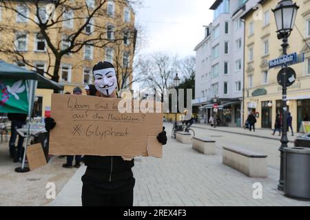 Munich, Allemagne. 02 décembre 2017. Le 2 décembre, 2017 activistes anonymes ont organisé un rassemblement à Munich, en Allemagne. Ils ont parlé aux gens et distribué des tracts sur la surveillance, le capitalisme, les mythes de conspiration et d'autres sujets. (Photo Alexander Pohl/Sipa USA) crédit : SIPA USA/Alamy Live News Banque D'Images