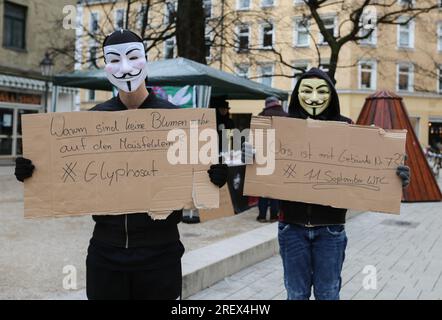 Munich, Allemagne. 02 décembre 2017. Le 2 décembre, 2017 activistes anonymes ont organisé un rassemblement à Munich, en Allemagne. Ils ont parlé aux gens et distribué des tracts sur la surveillance, le capitalisme, les mythes de conspiration et d'autres sujets. (Photo Alexander Pohl/Sipa USA) crédit : SIPA USA/Alamy Live News Banque D'Images