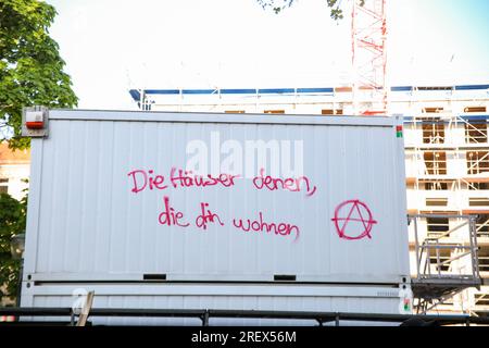 Berlin, Allemagne. 30 avril 2017. Le 30 avril, 2017 milliers de personnes ont rejoint la manifestation anticapitaliste Walpurgis Night sous la devise organiser auto-organisée contre le racisme et l'exclusion sociale à Berlin, en Allemagne. (Photo Alexander Pohl/Sipa USA) crédit : SIPA USA/Alamy Live News Banque D'Images