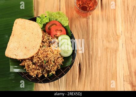 Vue de dessus Nasi Goreng Rendang avec craquelin aux crevettes, Rendang est un ragoût de bœuf traditionnel Melayu Minang. Copier l'espace pour le texte Banque D'Images