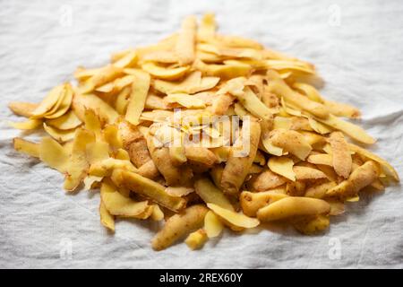 Pelures de pommes de terre sur tissu en lin. Banque D'Images