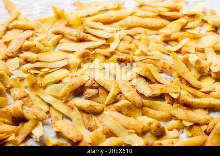 Pelures de pommes de terre sur tissu en lin. Banque D'Images