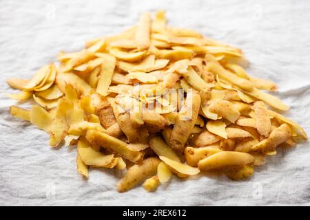 Pelures de pommes de terre sur tissu en lin. Banque D'Images