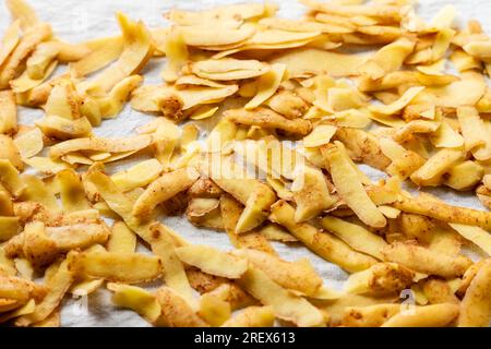 Pelures de pommes de terre sur tissu en lin. Banque D'Images