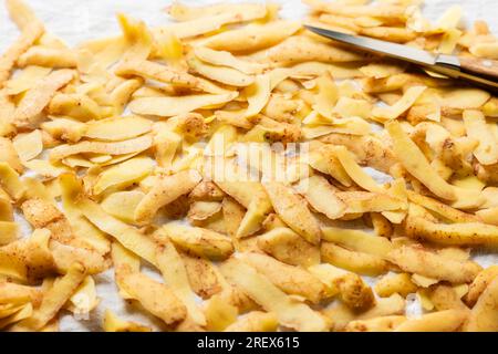 Pelures de pommes de terre sur tissu en lin. Banque D'Images