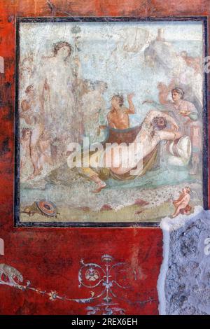 Site archéologique de Pompéi, Campanie, Italie. Fresque illustrant le mythe grec de Dionysos trouvant l'Ariane endormie et échouant amoureux de h. Banque D'Images