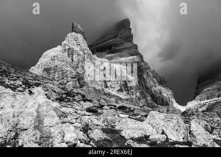 Lumière du soleil sur les sommets des montagnes et les nuages. Les Dolomites de Brenta. Trentino. Alpes italiennes. Europe. Banque D'Images